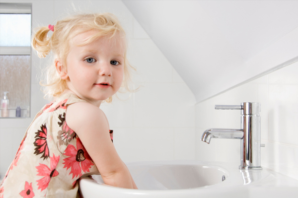 little-girl-washing-hands_fwm8yd