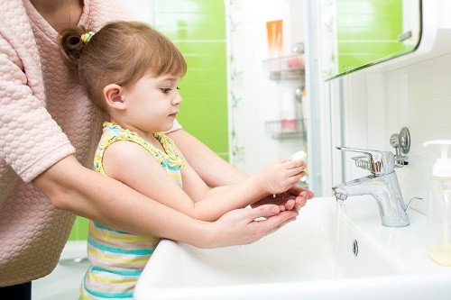 Vệ sinh tay sạch sẽ để hạn chế tình trạng đau ốm liên miên ở trẻ 